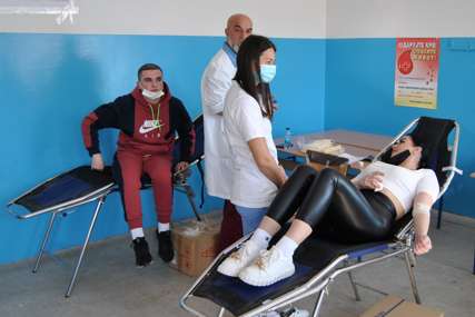 MLADI ZVORNIČANI POKAZALI HUMANOST Oko 60 učenika i radnika Tehničkog školskog centra darovalo krv