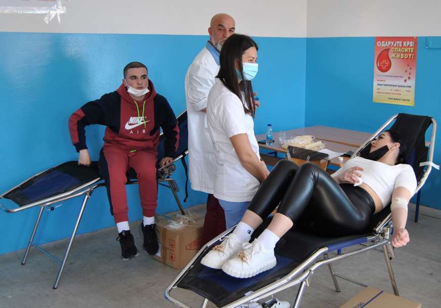 MLADI ZVORNIČANI POKAZALI HUMANOST Oko 60 učenika i radnika Tehničkog školskog centra darovalo krv