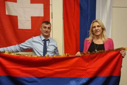 "Da je ponosno nose" Cvijanovićeva poklonila trobojku klubu koji nosi ime Republike Srpske (FOTO)
