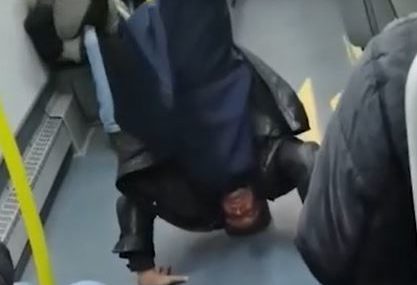 Neviđena scena u autobusu: Putnik izvodio akrobacije, svi izvadili telefone da snime šta se dešava (VIDEO)