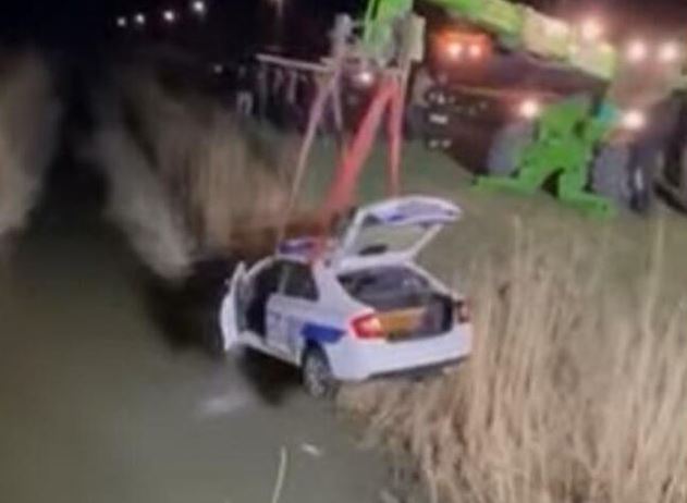 Ostali bez točkova i blatobrana: Iz kanala izvučen policijski automobil (VIDEO)