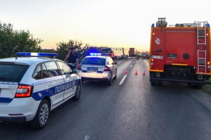 STRAVIČNA NESREĆA Mladić (27) poginuo, vatrogasci sjekli smrskano vozilo