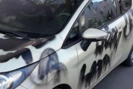 Bijeli auto unakažen crnim sprejem: Da li je vozač naljutio komšije ili je sve zbog djevojke, ali ovo je BRUTALNO (FOTO)