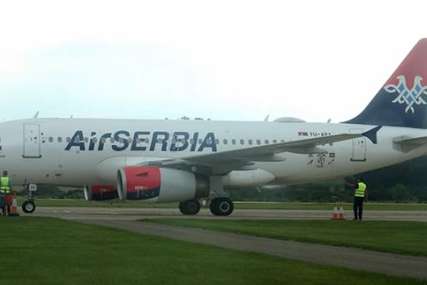 LAŽNA DOJAVA O BOMBI Avion prinudno sletio na aerodrom u Beogradu