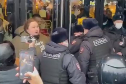 Vezao se lancima za Mekdonalds: Rus očajnički protestovao zbog zatvaranja (VIDEO)