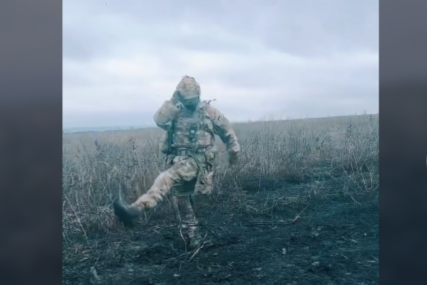 Zaplesao SA PUŠKOM U RUCI: Ukrajinski vojnik snimcima kćerki šalje poruku da je sve u redu (VIDEO)