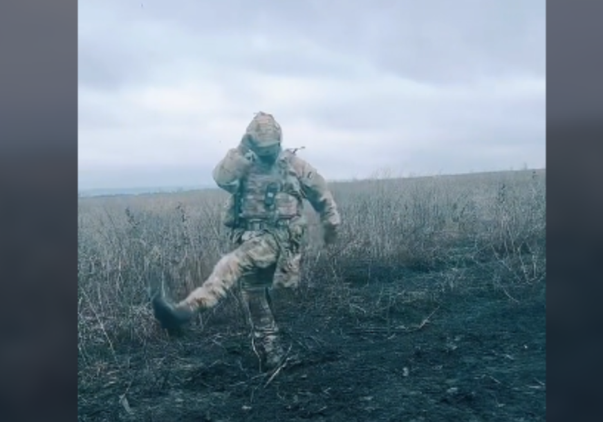 Zaplesao SA PUŠKOM U RUCI: Ukrajinski vojnik snimcima kćerki šalje poruku da je sve u redu (VIDEO)