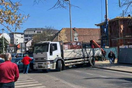 Velika gužva u centru Bijeljine: Sudar kamiona i auta usporio saobraćaj