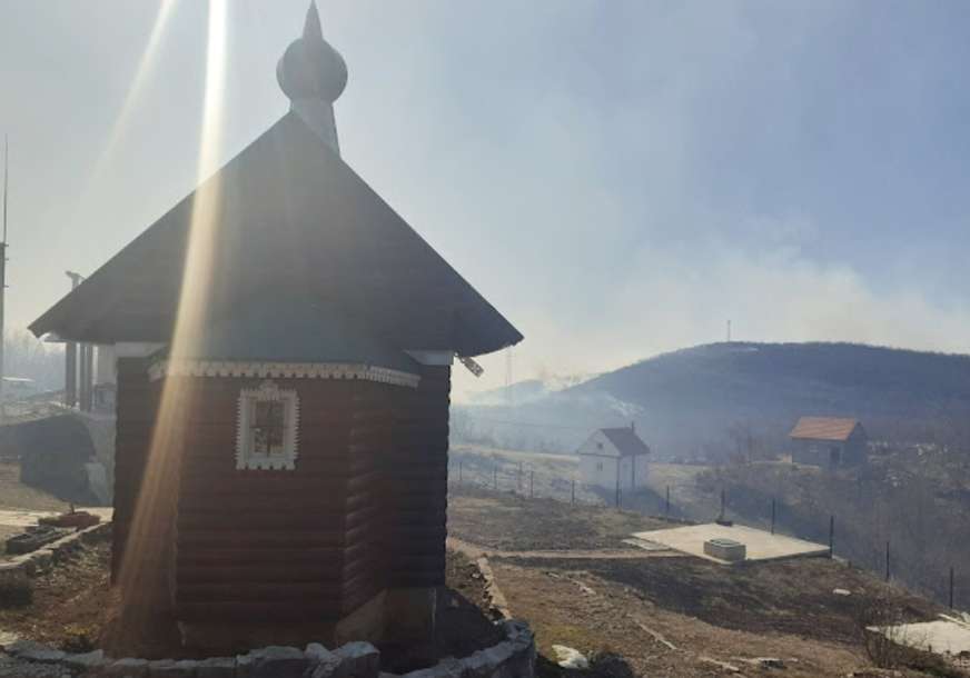 POŽAR KOD BILEĆE Vatra ugrožava Crkvu Svetog Jovana Kronštatskog u Koritima