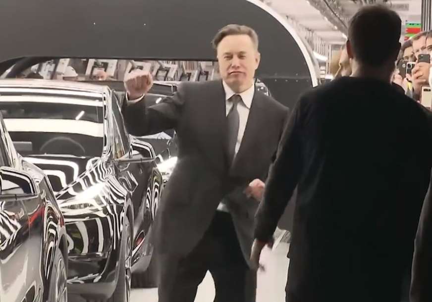Pokazao talenat u plesu: Elon Mask nikog nije ostavio ravnodušnim svojim urnebesnim pokretima (VIDEO)
