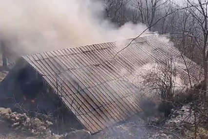 Bore se sa vatrenom stihijom: Požar prijeti kućama u selima kod Gacka (VIDEO)