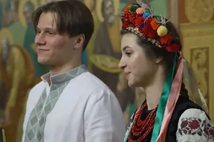 "Teško je shvatiti novu realnost koju imamo" Ukrajinski mladenci medeni mjesec proveli u kamuflažnim odijelima i sa puškama (FOTO, VIDEO)