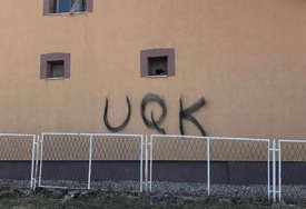 Uvredljivi grafiti i psovke upućene Srbima "Albanci očigledno žele da isprovociraju"