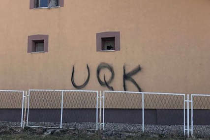 Provokacije na KiM ne prestaju: OVK grafiti osvanuli na srpskim kućama