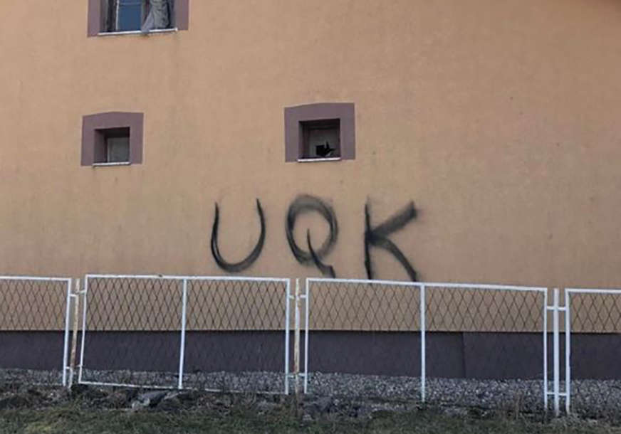 Uvredljivi grafiti i psovke upućene Srbima "Albanci očigledno žele da isprovociraju"