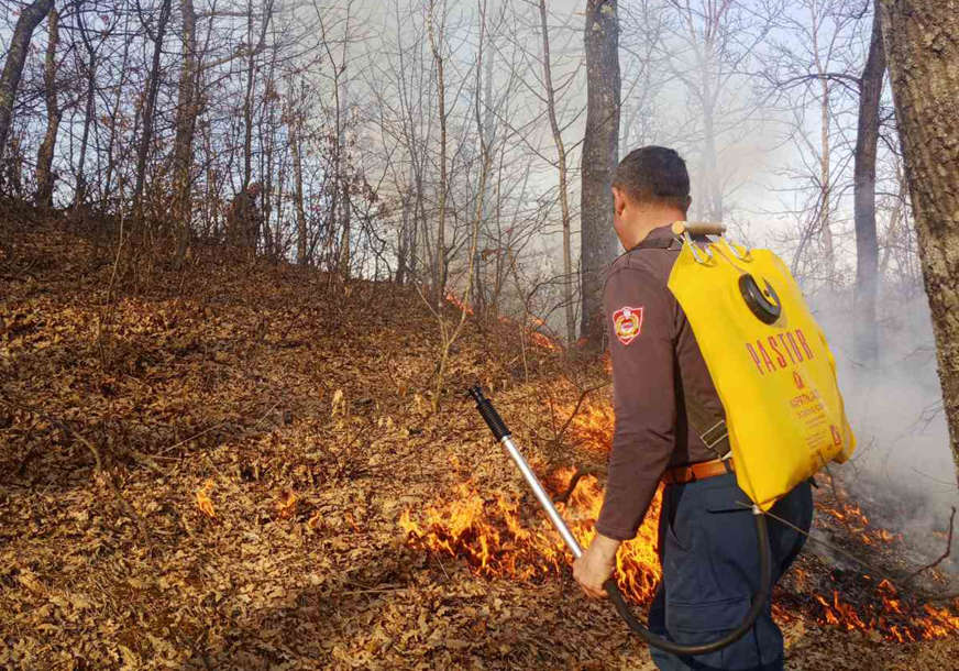 "Uzrok vatre ljudski faktor" Požar kod Kostajnice i dalje aktivan, kuće nisu ugrožene