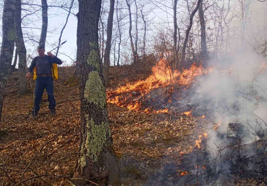 BUKTINJA KOD DERVENTE Vatrogasci iz šume u plamenu izvukli starca