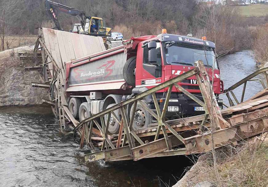 Detalji nesvakidašnje nesreće kod Novog Grada: PUKAO MOST, kamion iz rijeke izvukao bager