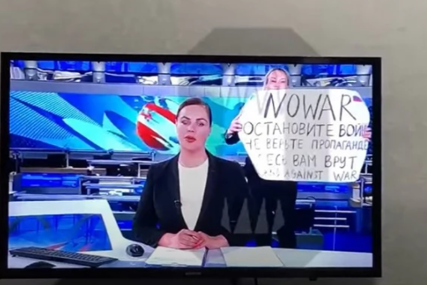 "NE RATU" Novinarka sa transparentom prekinula program državne ruske televizije (FOTO, VIDEO)