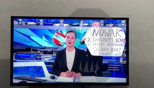 "NE RATU" Novinarka sa transparentom prekinula program državne ruske televizije (FOTO, VIDEO)