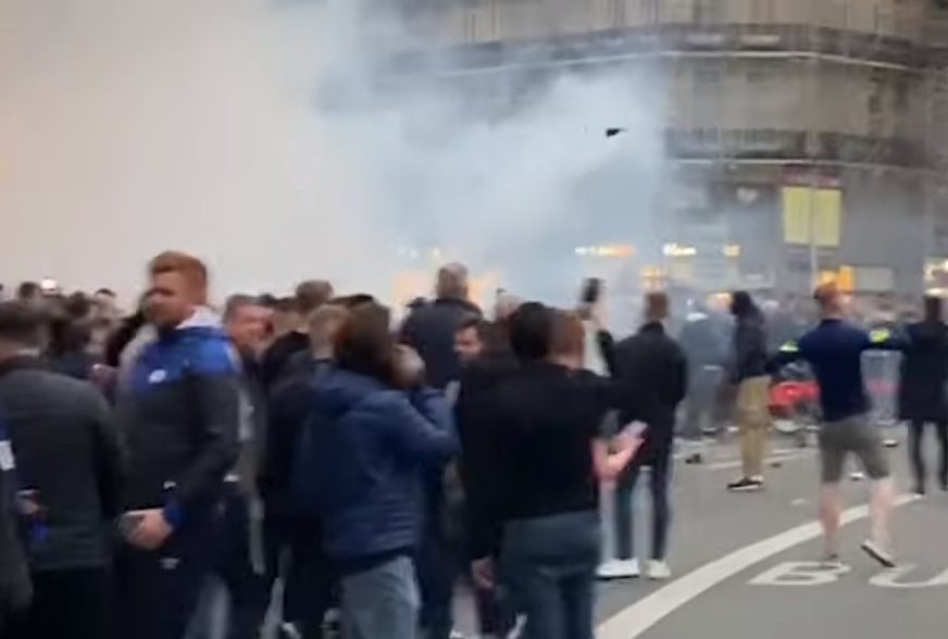 INCIDENT ZBOG ABRAMOVIČA Navijači Čelsija se sukobili sa francuskom policijom (VIDEO)