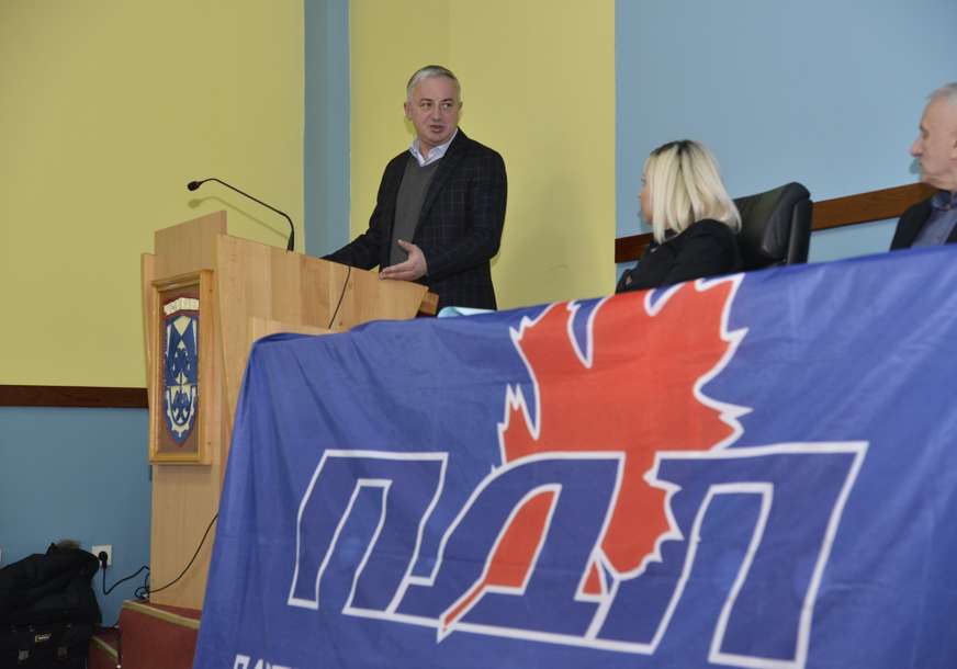 Borenović nakon razgovora sa članovima PDP u Čelincu "Narod će KAZNITI BAHATOST VLASTI na izborima u oktobru" (FOTO)