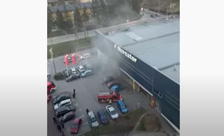 VATROGASCI NA TERENU Zapalio se automobil u garaži (VIDEO)