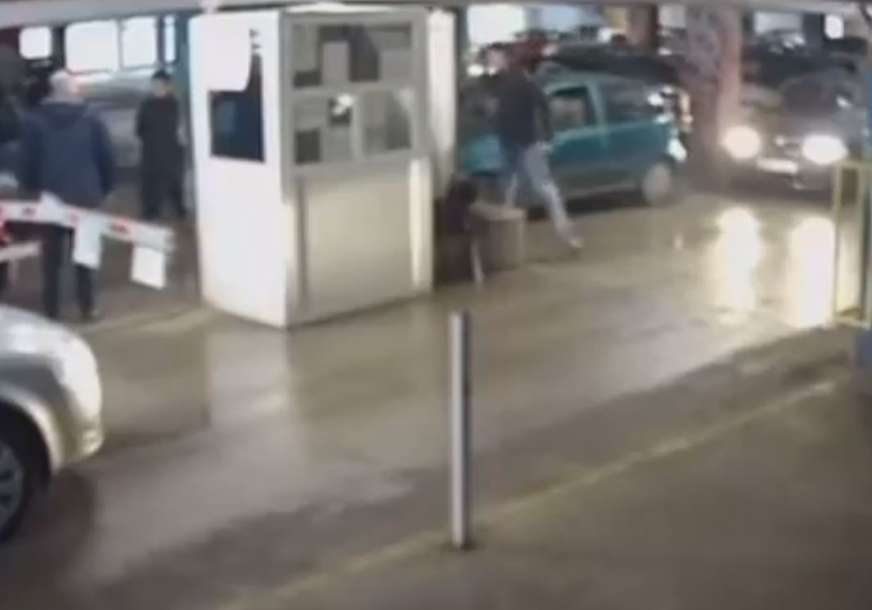 Udario ga šakom u glavu: Muškarac zbog jedne KM napao radnika na parkingu (VIDEO)