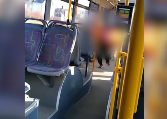 "PUTNICA MORA BITI ZDRAVA" Baka stavila slušalice i uz omiljenu pjesmu zaigrala u gradskom prevozu (VIDEO)