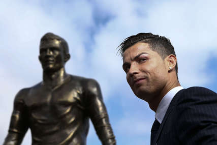 Pipaju ga gdje ne treba: Ronaldova statua se IZLIZALA na jednom mjestu (FOTO)