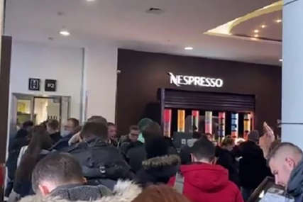 RUSI POHRLILI NA BANKOMATE Rublja pala, ljudi u ogromnim redovima panično pokušavaju da podignu novac (VIDEO)