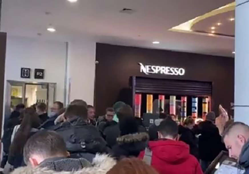 RUSI POHRLILI NA BANKOMATE Rublja pala, ljudi u ogromnim redovima panično pokušavaju da podignu novac (VIDEO)