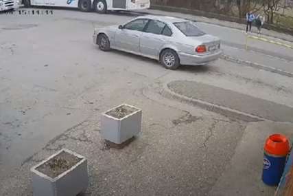 Tragedija izbjegnuta za dlaku: Djevojčice izašle iz autobusa, pa ih udario kamion (UZNEMIRUJUĆI VIDEO)