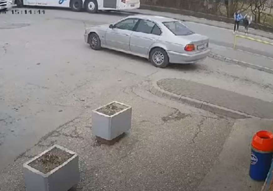 Tragedija izbjegnuta za dlaku: Djevojčice izašle iz autobusa, pa ih udario kamion (UZNEMIRUJUĆI VIDEO)