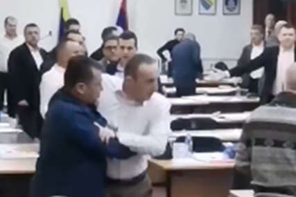 Kostić i Bodiroga nakon incidenta uhapšeni: Pogledajte snimak tuče odbornika u fočanskoj Skupštini (VIDEO)