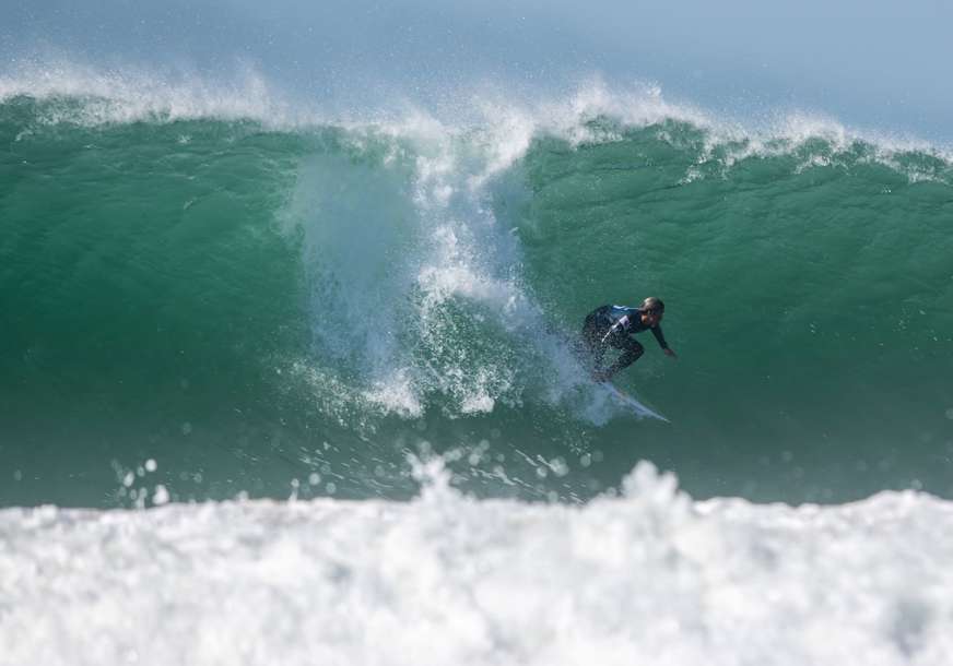 "Volio je velike talase" Iskusni surfer poginuo pred ženom i djecom (FOTO)