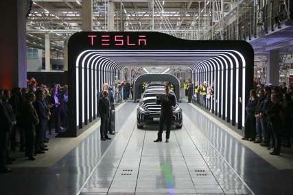 Sve zbog "pijanog" autopilota: Tesla izgubio spor sa kupcem