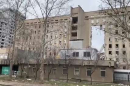 "Većina ljudi je nekim čudom pobjegla" Raketa pogodila upravu u Nikolajevu, poginulo troje, ranjene 22 osobe (VIDEO)