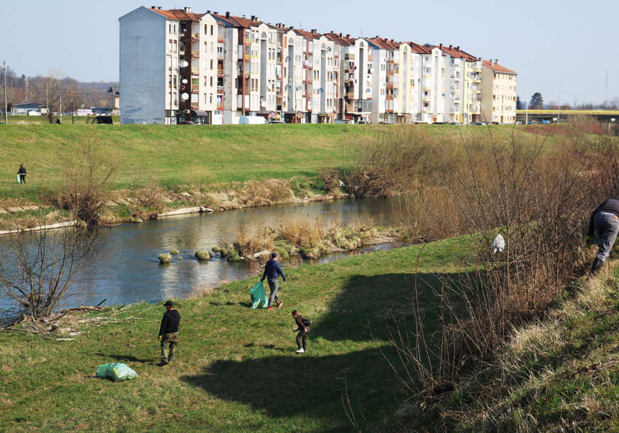 Održana akcija čišćenja obala rijeke Ukrine: Dervenćani lijepo vrijeme iskoristili na dobar način (FOTO)
