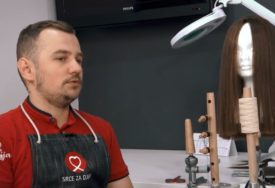 (FOTO) Život posvetio drugima: Preminuo Fuad Halilović (31) koji je nakon vlastite borbe s leukemijom izrađivao perike za djecu oboljelu od malignih bolesti