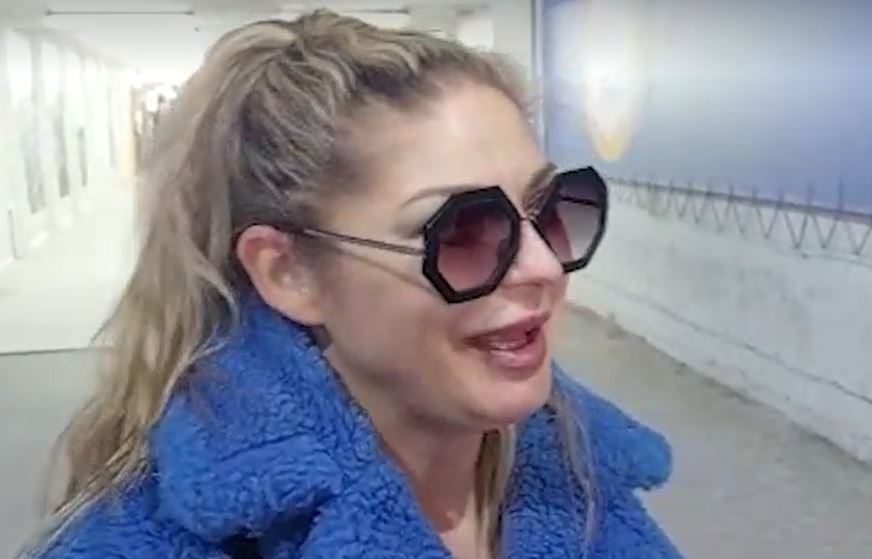 "Ovo košta" Pjevačica pustila glas nasred aerodroma, pa iznenadila sve (VIDEO)
