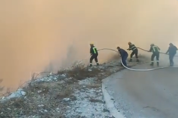 Nemar pojedinaca napravio problem: Vatrogasci kod Konjica bore se sa vatrenom stihijom (VIDEO)