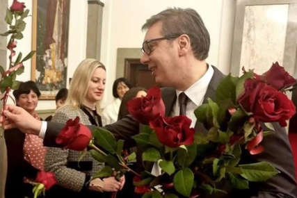 "Podijelio sam po cvijet, kao i svaki muški šeprtlja" Vučić čestitao 8. mart damama u Predsjedništvu Srbije (FOTO)