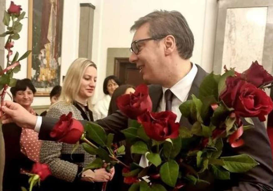 "Podijelio sam po cvijet, kao i svaki muški šeprtlja" Vučić čestitao 8. mart damama u Predsjedništvu Srbije (FOTO)