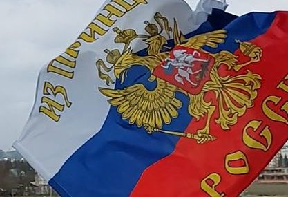 "Iz principa" Zastava na balkonu Banjalučanina privlači veliku pažnju prolaznika (VIDEO)