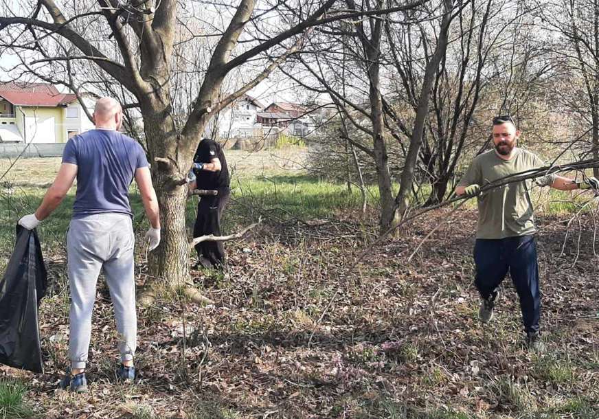 Komšije u nedjeljnoj akciji: U naselju Ada stanari čiste smeće, udruženi uređuju dvorište (FOTO)