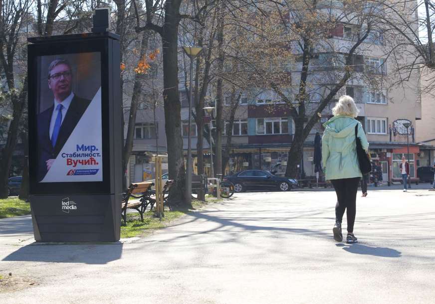 U Srbiji izlazi iz frižidera, a nas GLEDA S BILBORDA: Vučićeva predizborna kampanja postala regionalna (VIDEO)