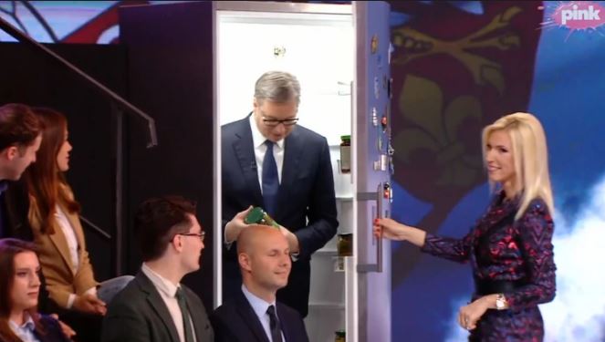 "Promenada je za moje oronulo tijelo" Vučić ponovo izašao iz frižidera, voditeljki poklonio TEGLU KRASTAVACA (FOTO, VIDEO)