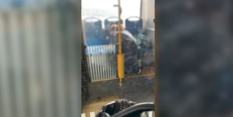 U SRED BIJELA DANA Putnik snimljen kako nešto ušmrkava na zadnjem sjedištu u autobusu (VIDEO)