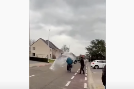 Nije više mogao da trpi: Čovjek na biciklistu IZRUČIO KANTU VODE (VIDEO)